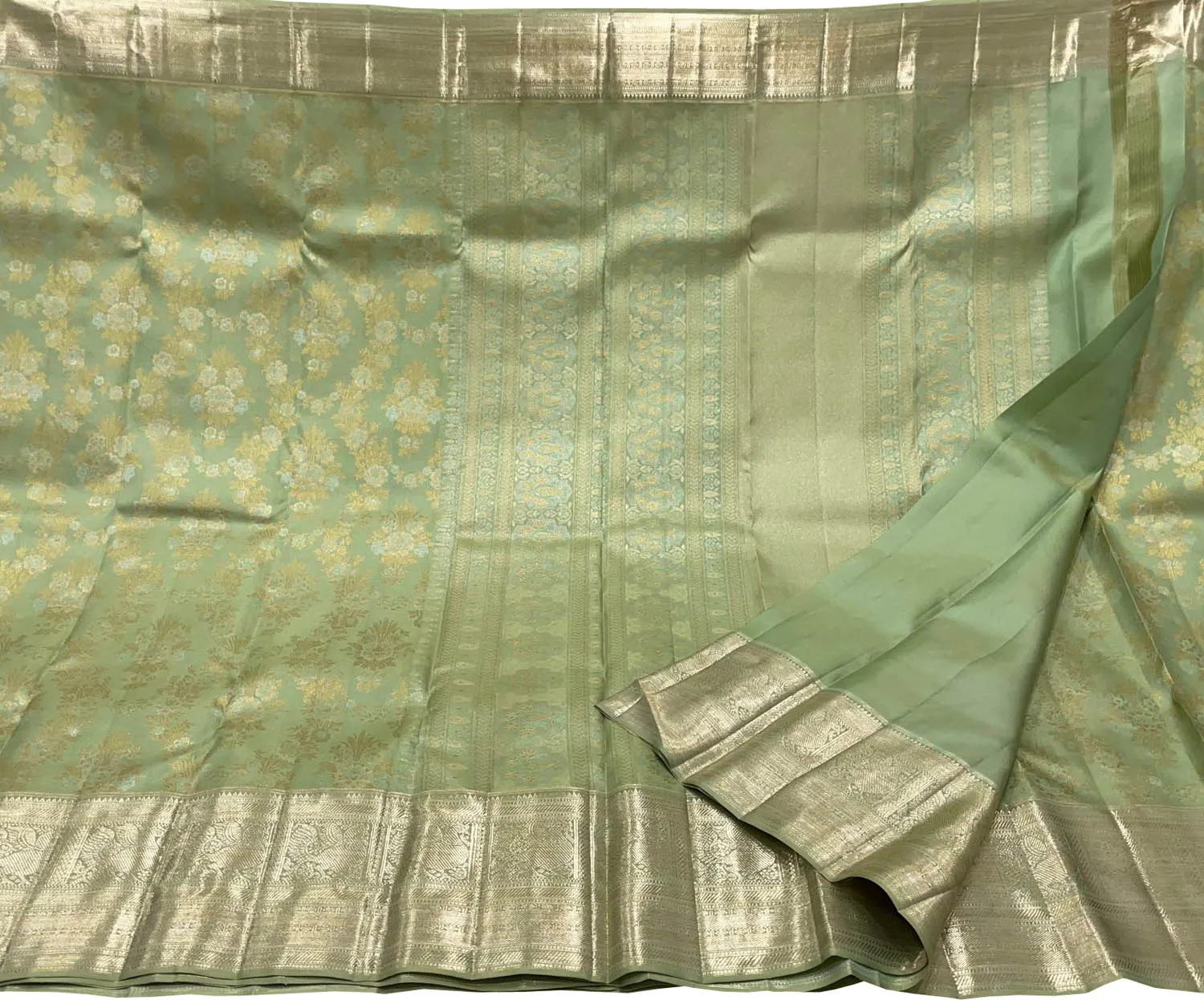 Green Handloom Kanjeevaram Silk Saree - Elegant Luxury