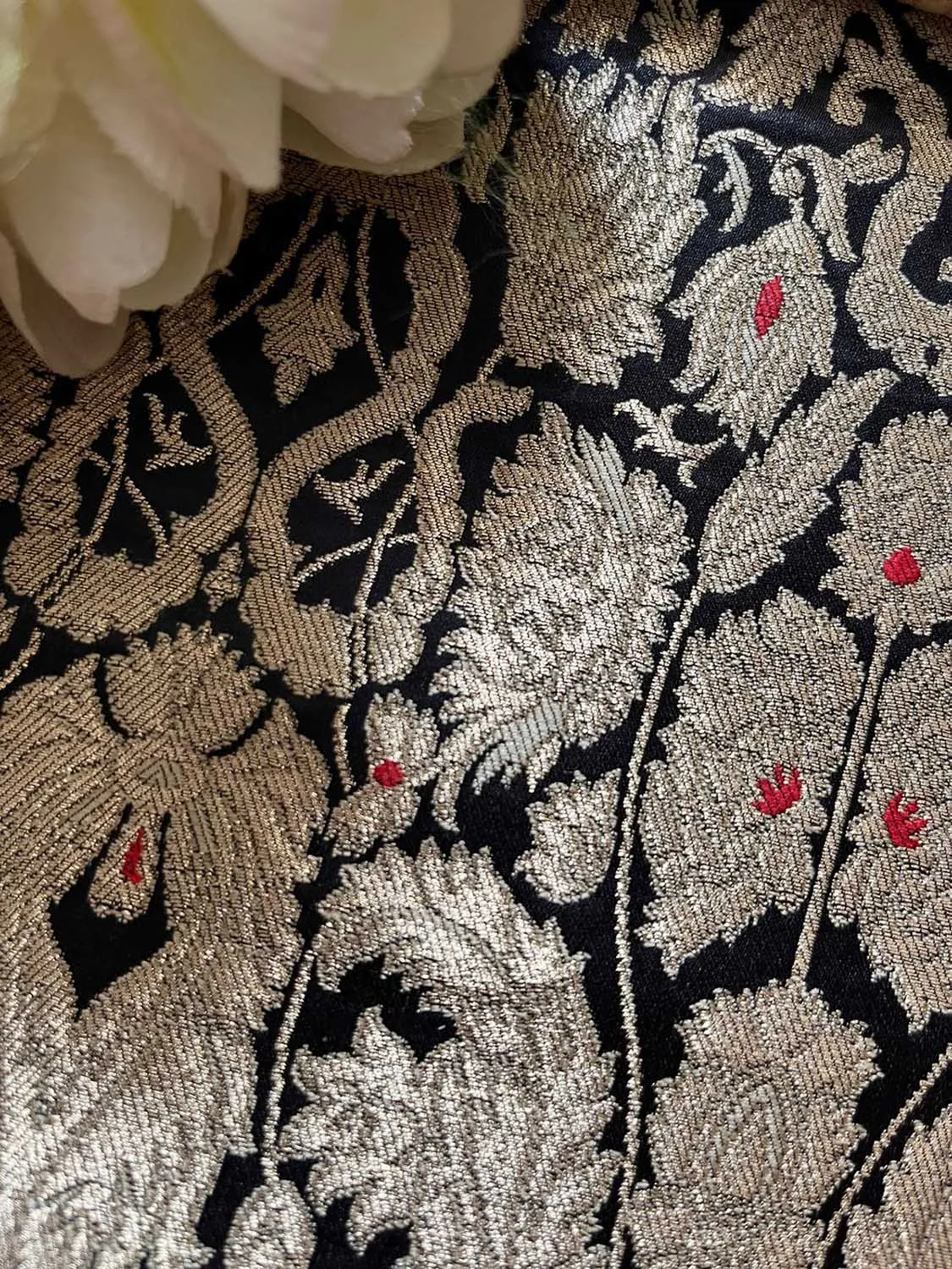 Luxurious Black Banarasi Handloom Kimkhwab Silk Fabric ( 2.5 Mtr )