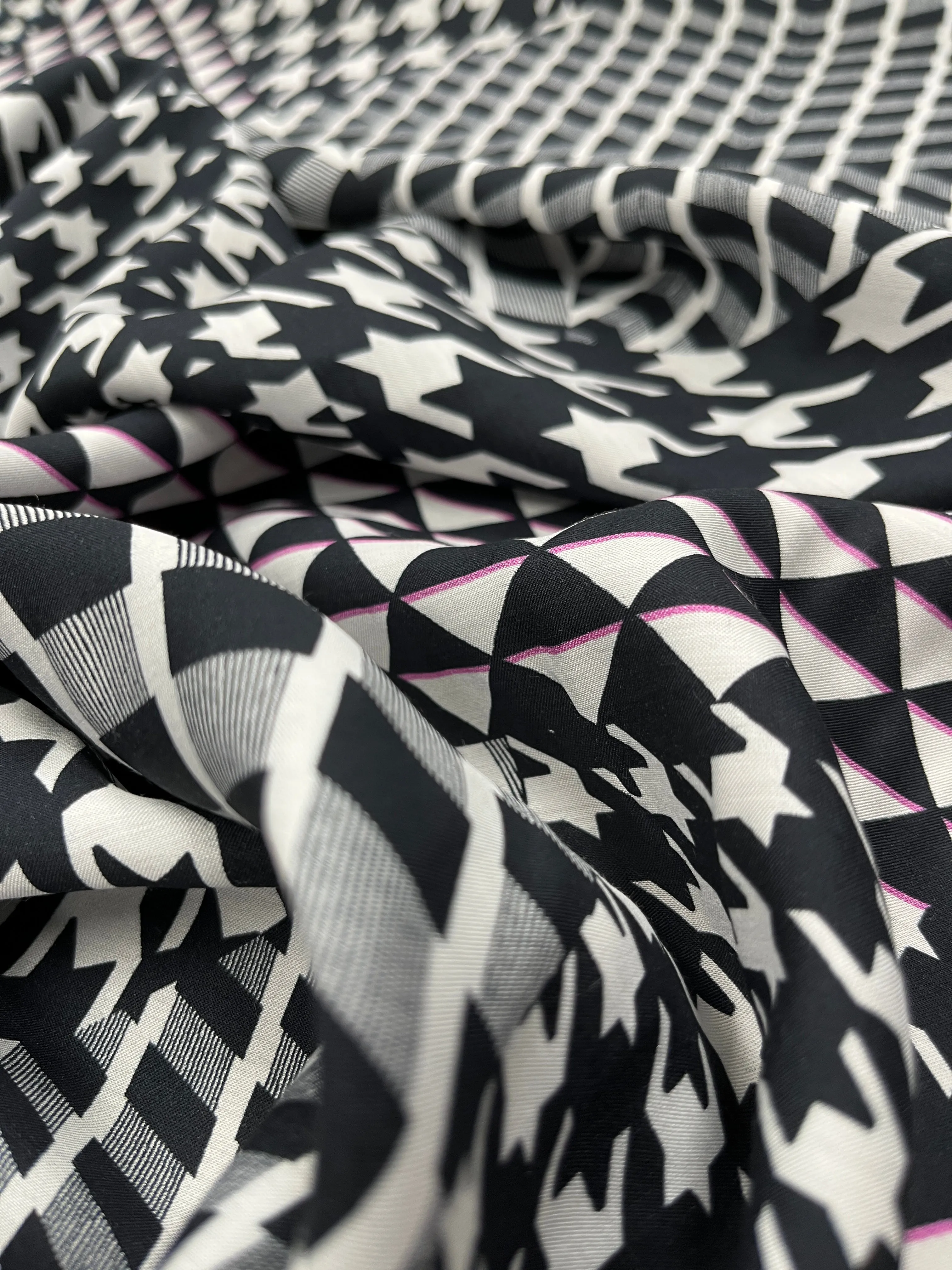 S-7409W DESIGNER HOUNDSTOOTH PRINT SILK VISCOSE. ITALY